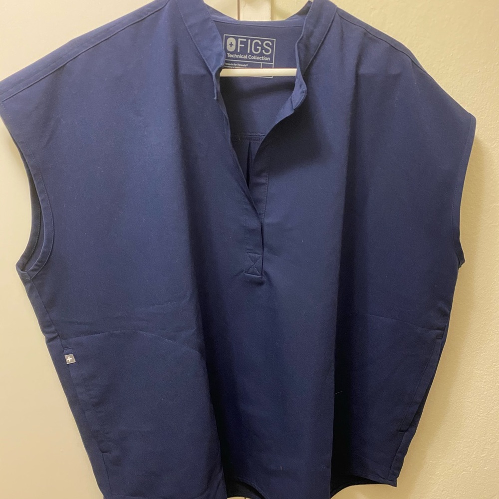 Figs scrub top